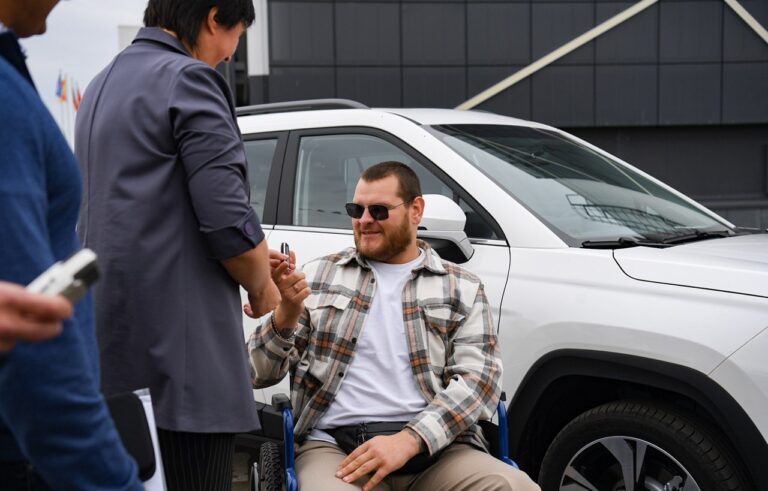 В Тверской области первый адаптированный автомобиль передан ветерану СВО