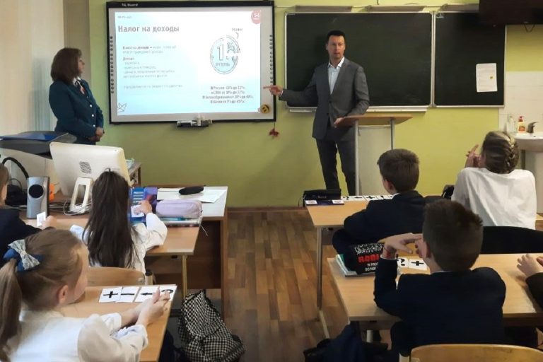 ФНС научит школьников Тверской области платить налоги