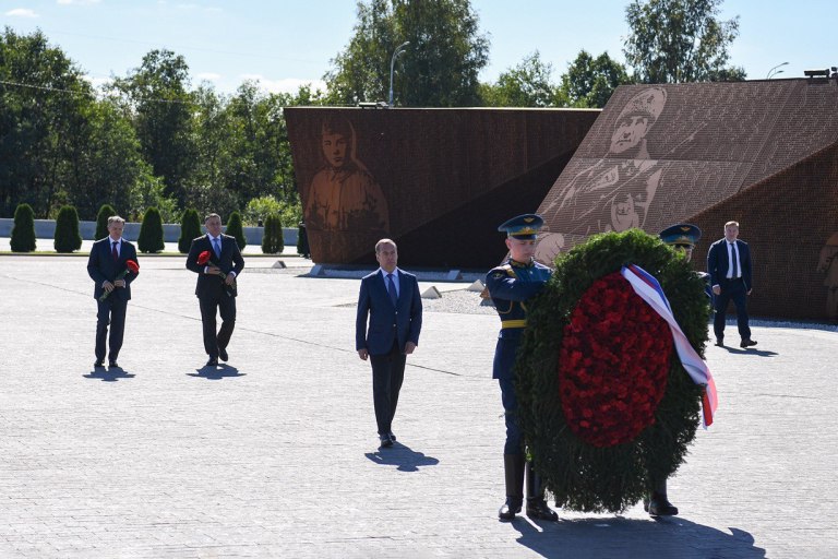 Дмитрий Медведев и Игорь Руденя на Ржевском мемориале Советскому солдату почтили память павших воинов Дмитрий Медведев и Игорь Руденя на Ржевском мемориале Советскому солдату почтили память павших воинов