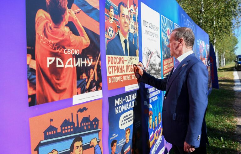 Дмитрий Медведев и Игорь Руденя встретились с участниками СВО и поисковиками в военно-патриотическом лагере
