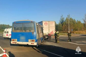 В столкновении автобуса с грузовиком на М-9 в Тверской области пострадали восемь человек