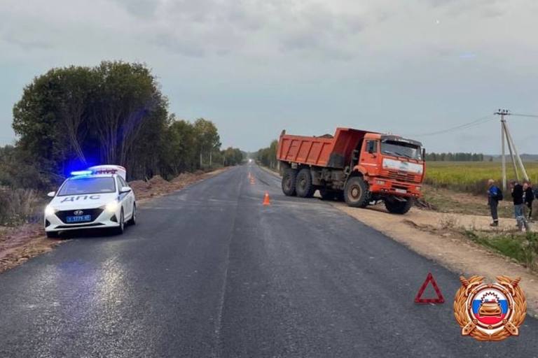 В Тверской области Лада врезалась в самосвал