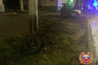 В Твери легковушка разбилась о металлическую опору