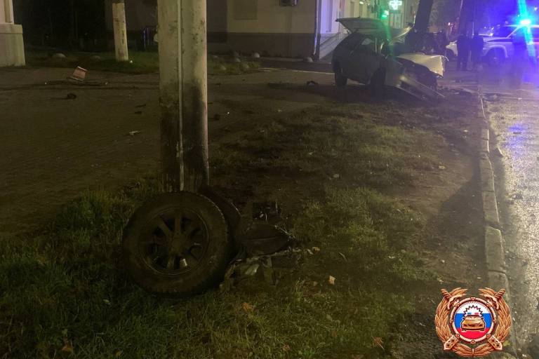 В Твери легковушка разбилась о металлическую опору