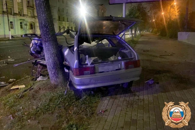 В Твери легковушка разбилась о металлическую опору