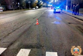 Парень и девушка на самокате попали под колеса ВАЗа в Твери