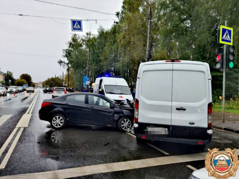 Пять человек пострадали в столкновении 4 автомобилей в Твери