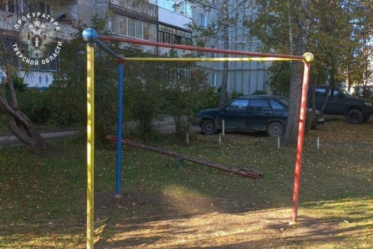 Малолетняя девочка травмировала руки на детской площадке в Тверской области