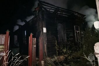 Дом на несколько квартир сгорел в Тверской области