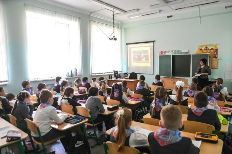 Лучшим учителям Тверской области присуждены федеральные премии