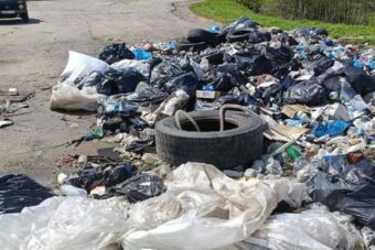 В Тверской области выявляют факты сброса отходов вдоль автомобильных дорог