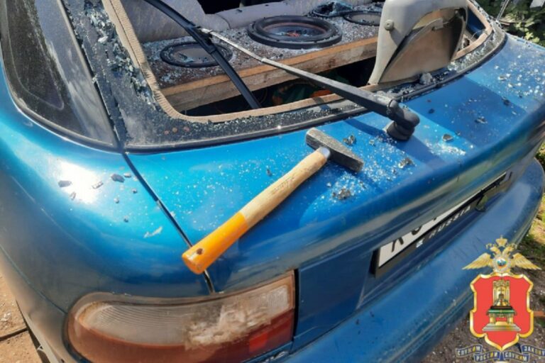 Житель Тверской области разбил автомобиль соседа