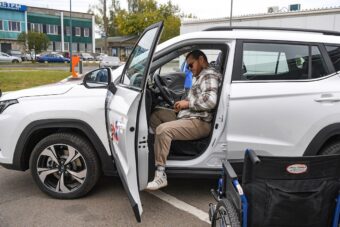 В Тверской области первый адаптированный автомобиль передан ветерану СВО