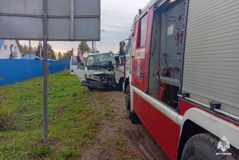 Водитель грузовика пострадал при столкновении с фурой в Тверской области