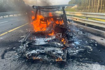 Автомобиль дотла сгорел на трассе М-11 в Тверской области
