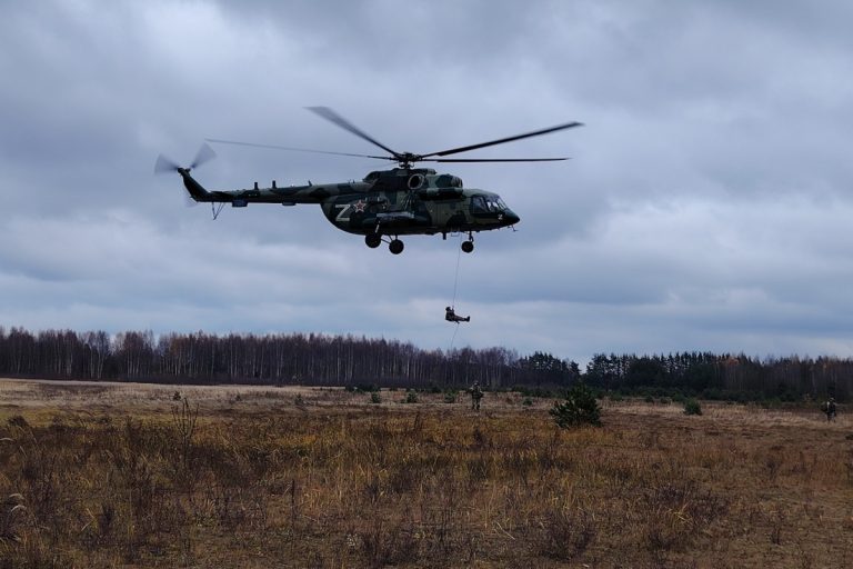 В Тверской области с вертолета высадился десант спецслужб В Тверской области с вертолета высадился десант спецслужб
