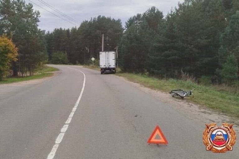 Фургон сбил велосипедиста в Тверской области