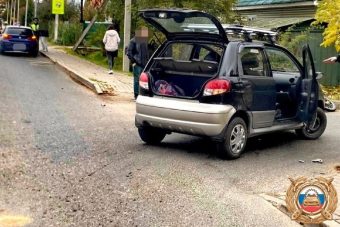Подросток на мопеде столкнулся с автомобилем в Твери