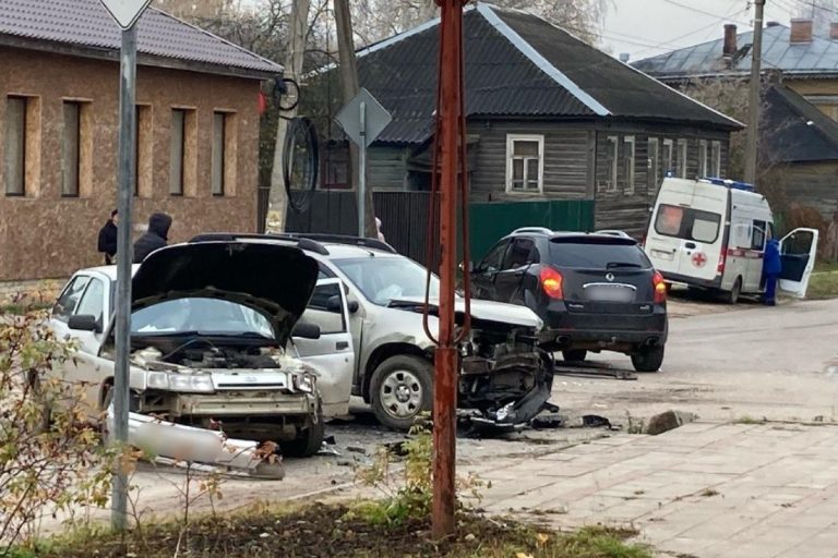 Три человека пострадали в тройном ДТП в Тверской области