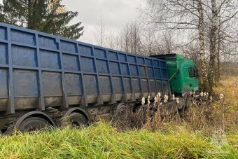 Грузовик оказался в кювете в Тверской области Грузовик оказался в кювете в Тверской области