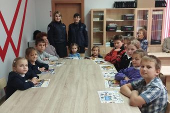 Сотрудники ГАИ проводят беседы с учащимися школы в Тверской области Сотрудники ГАИ проводят беседы с учащимися школы в Тверской области