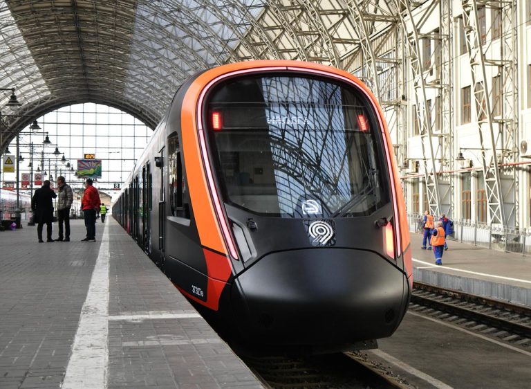 Построенная в Твери чёрная «Иволга» вышла на московские маршруты