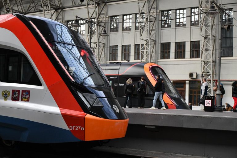 Построенная в Твери чёрная «Иволга» вышла на московские маршруты