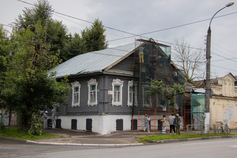 Сохраняя деревянное зодчество: волонтёры и партнёры «Том Сойер Феста» восстанавливают один из самых видовых домов Затьмачья