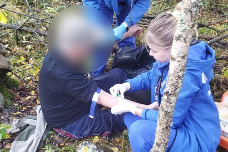 Спасатели вывезли из леса мужчину со сломанной ногой в Тверской области