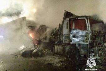 На М-11 в Тверской области дотла сгорела фура