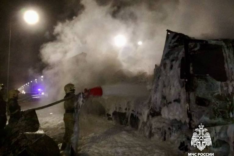 На М-11 в Тверской области дотла сгорела фура