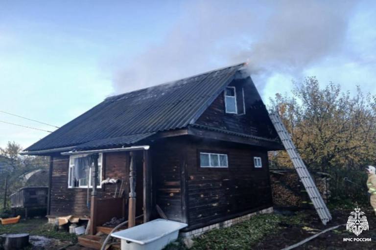 В Тверской области полыхал жилой дом