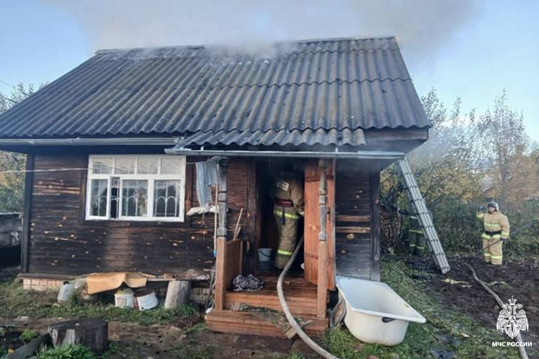 В Тверской области полыхал жилой дом