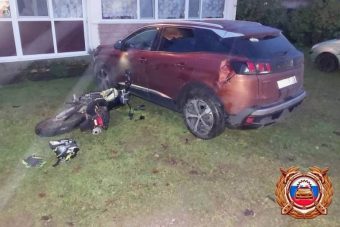 В Тверской области 13-летний мотоциклист наехал на камень и врезался в легковушку