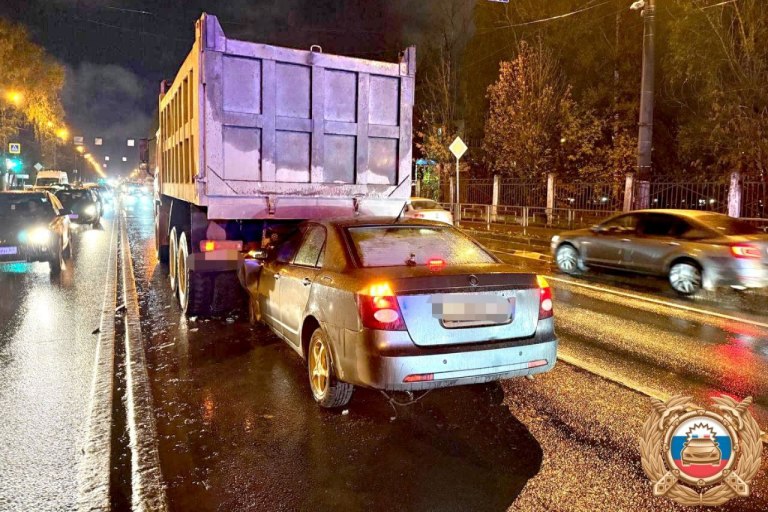 В Твери водитель легковушки оказался в БСМП после ДТП с самосвалом