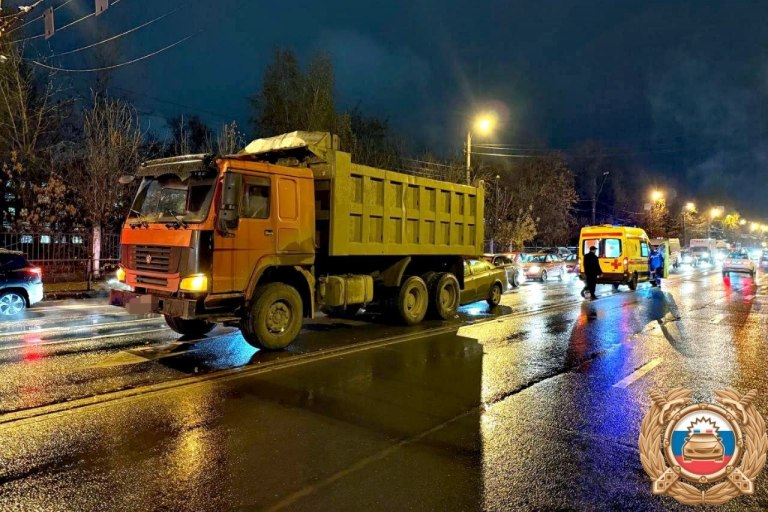 В Твери водитель легковушки оказался в БСМП после ДТП с самосвалом