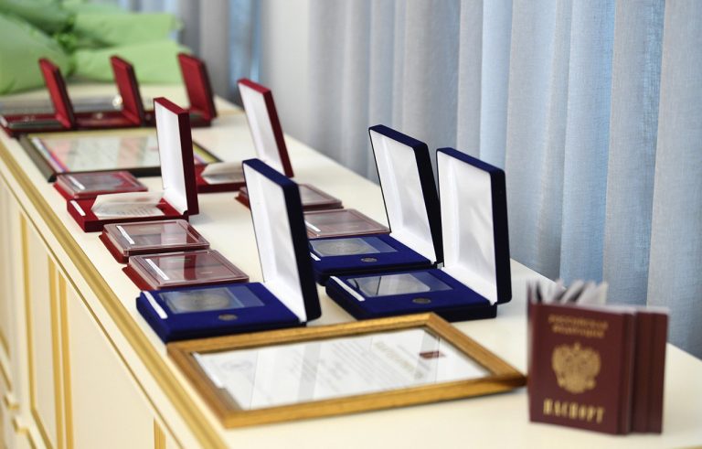 В День герба и флага Тверской области жителям региона вручены награды и паспорта