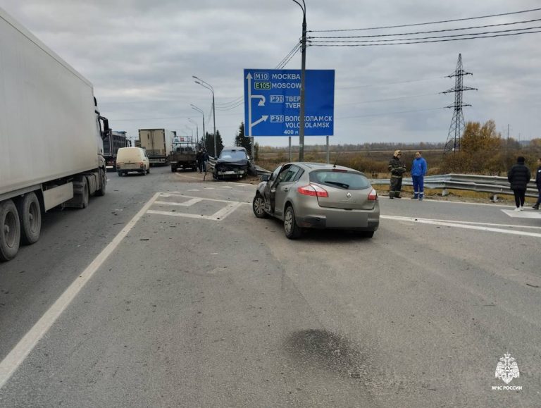 В Тверской области на трассе М-10 столкнулись 3 автомобиля