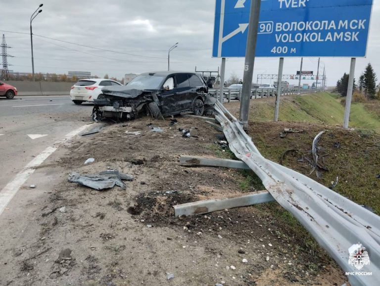 В Тверской области на трассе М-10 столкнулись 3 автомобиля