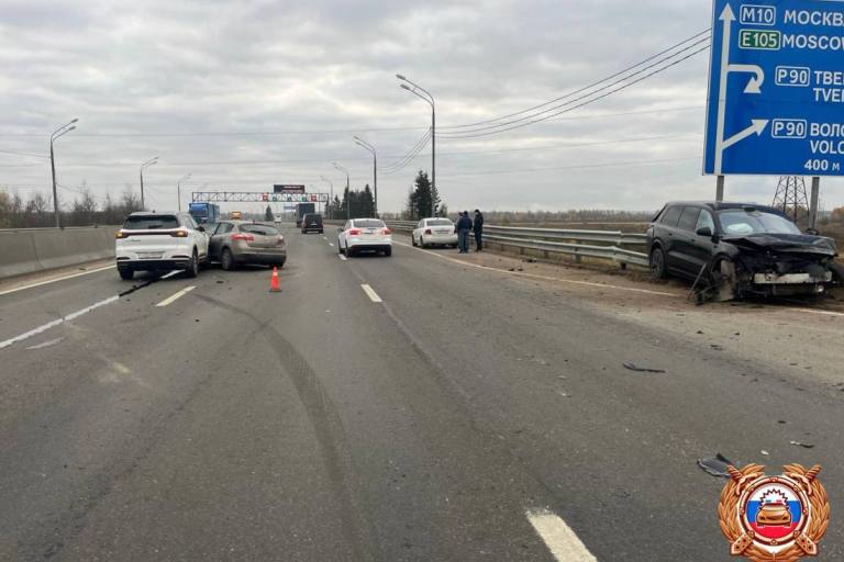 Стали известны подробности тройного ДТП с пострадавшим на М-10 в Тверской области