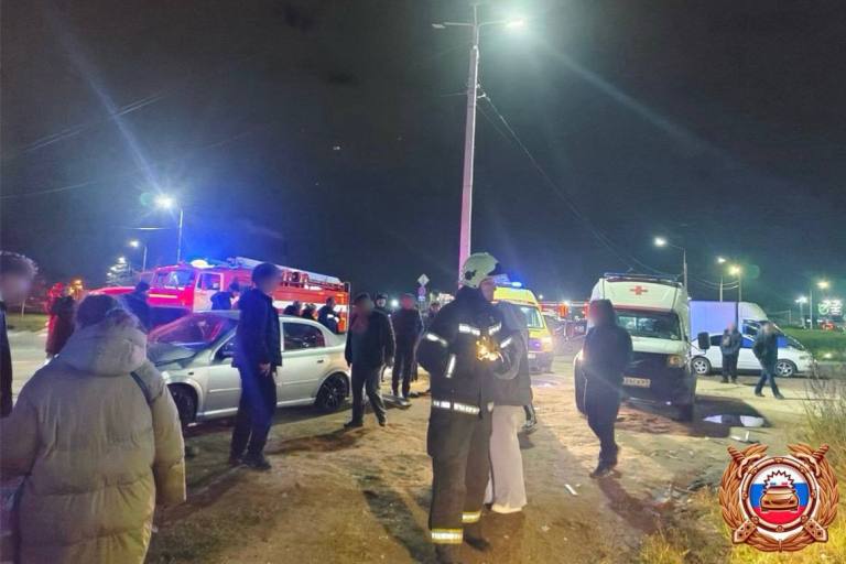 В Твери машина врезалась в остановку, пострадали трое взрослых и ребенок