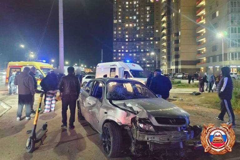 В Твери машина врезалась в остановку, пострадали трое взрослых и ребенок