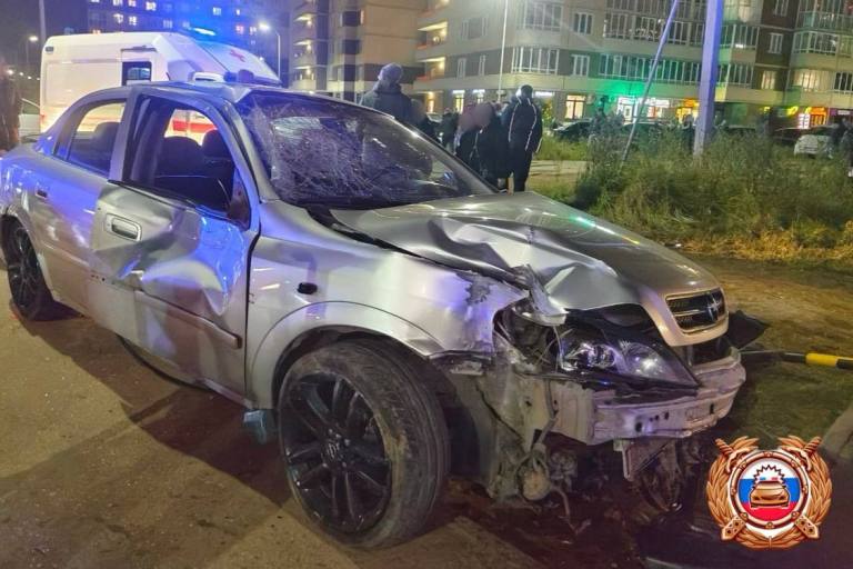 В Твери машина врезалась в остановку, пострадали трое взрослых и ребенок