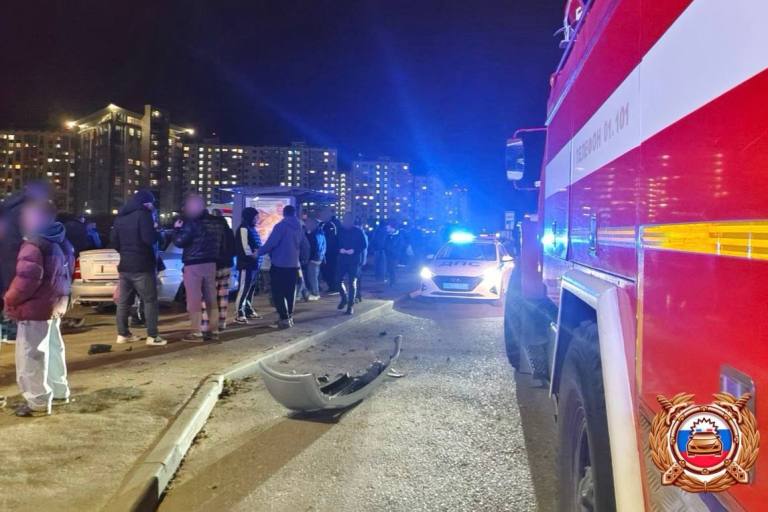 В Твери машина врезалась в остановку, пострадали трое взрослых и ребенок