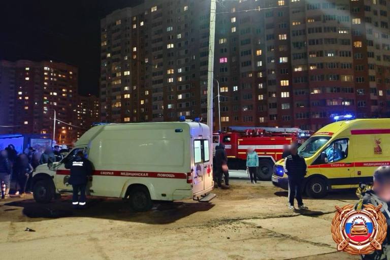 В Твери машина врезалась в остановку, пострадали трое взрослых и ребенок