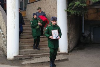 Жители Тверской области простились с молодым бойцом, погибшим на СВО