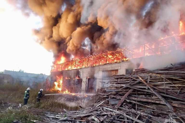 Пожар площадью 300 "квадратов" потушили в Тверской области
