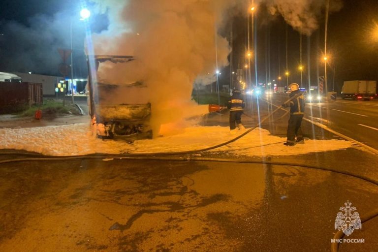 Пострадал водитель грузовика, загоревшегося под Тверью