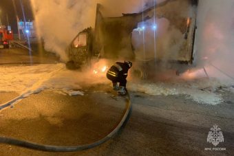 Пострадал водитель грузовика, загоревшегося под Тверью