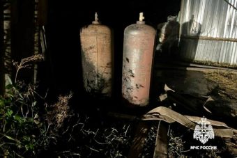 Газовые баллоны вынесли из горящего строения под Тверью